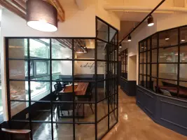 자연광 가득한 인더스트리얼 오피스 인테리어